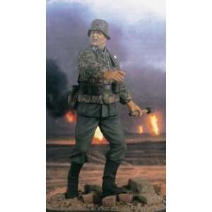    German Soldier Throwing Grenade 120mm Verlinden Toys & Games