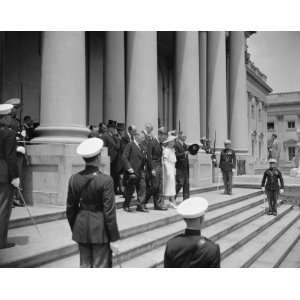   King George and Queen Elizabeth on steps of Capitol]