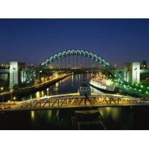 com Tyne Bridge Illuminated at Night, Tyne and Wear, England, United 