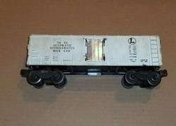 LIONEL #3462 AUTOMATIC REFRIGERATED MILK CAR(HELP)W/CANS  