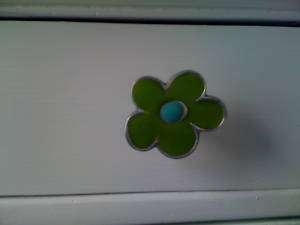 Flower shaped cabinent or drawer knobs/pulls 1 set of 8  